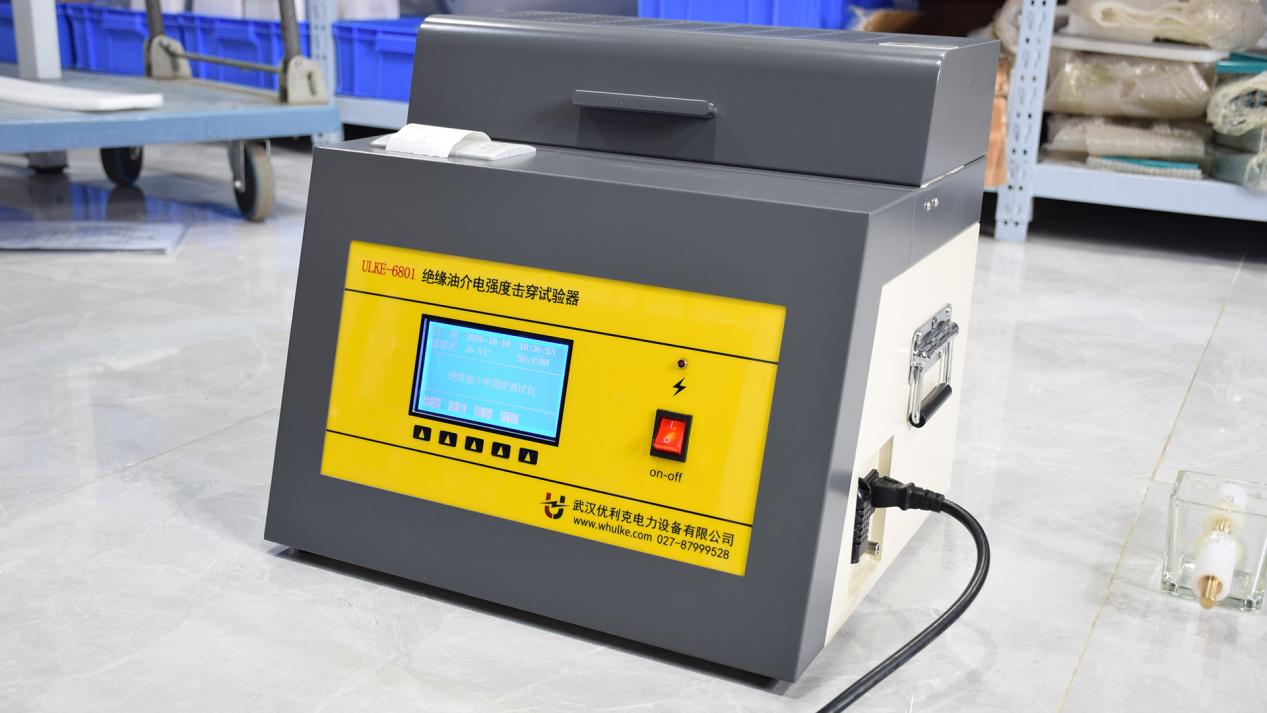 ULKE-6801 绝缘油介电强度击穿试验器侧面（提手、电源接口与接地端子）